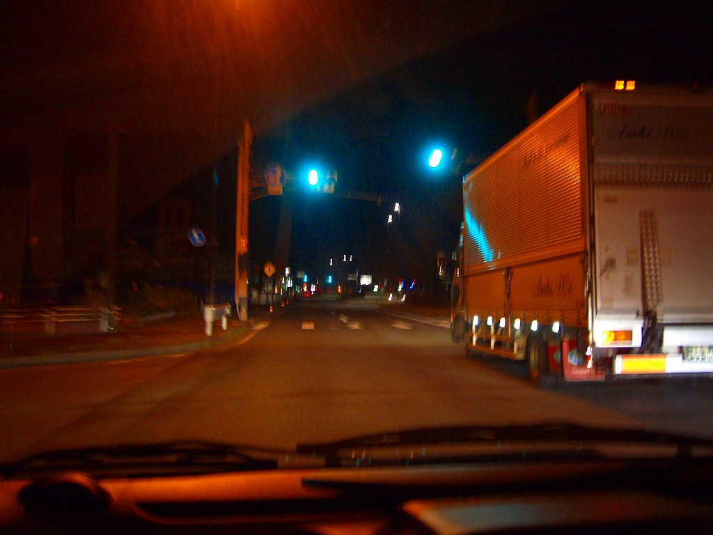郊外の国道一号線トラックの後ろを走行中車内から撮影