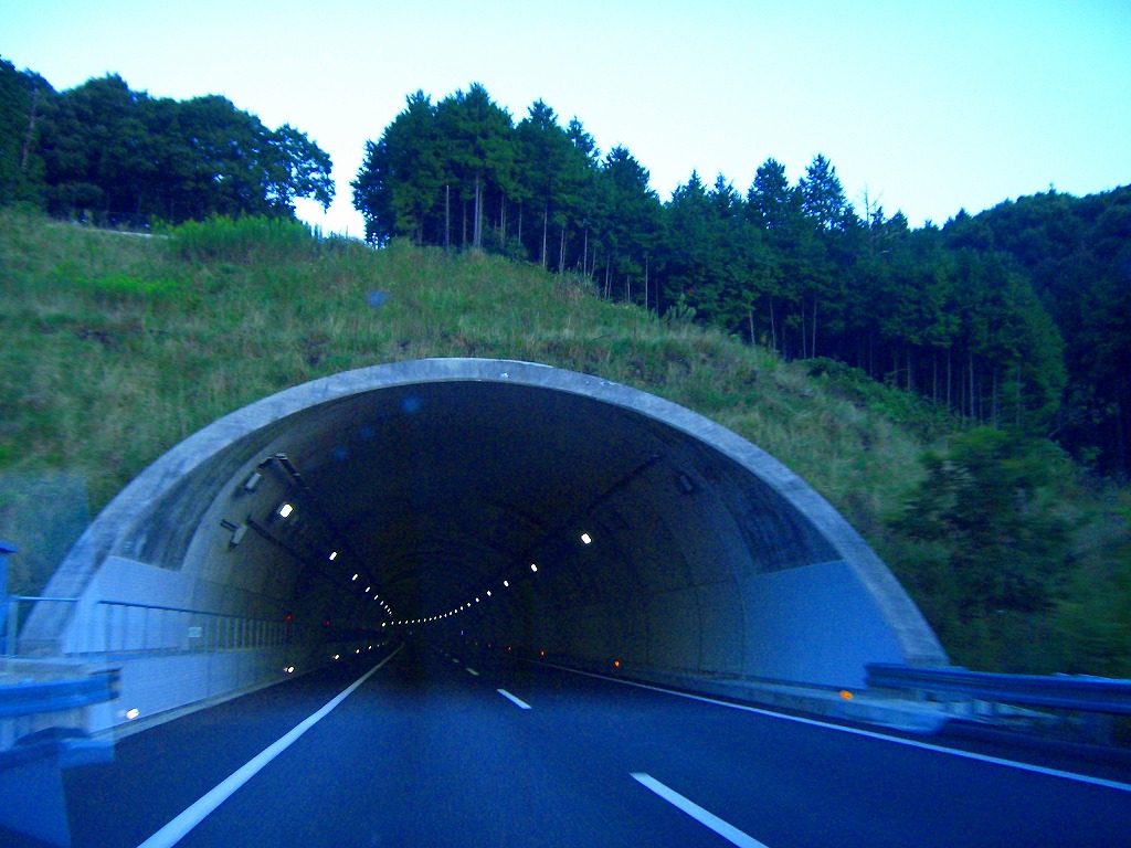 新しいトンネル入り口の壁が斜めに作られていて間口が広く見える
