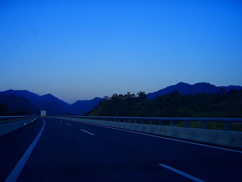 早朝の真新しい高速道路