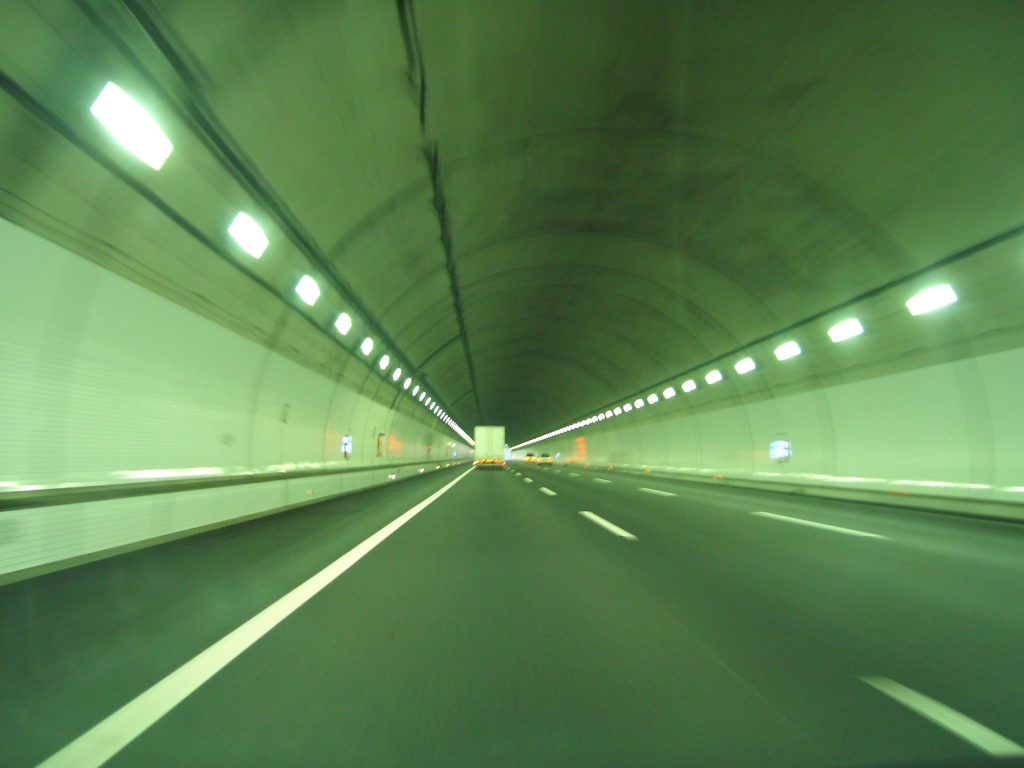 ３９６０メートルの長い鈴鹿トンネル壁の照明が何処までも続いている