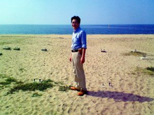 五色浜に立つ男性をガラケーで撮影した写真
