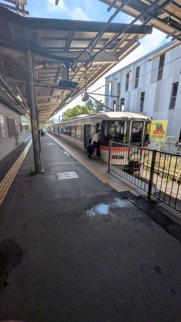 運転席から降りて施錠している運転手さん