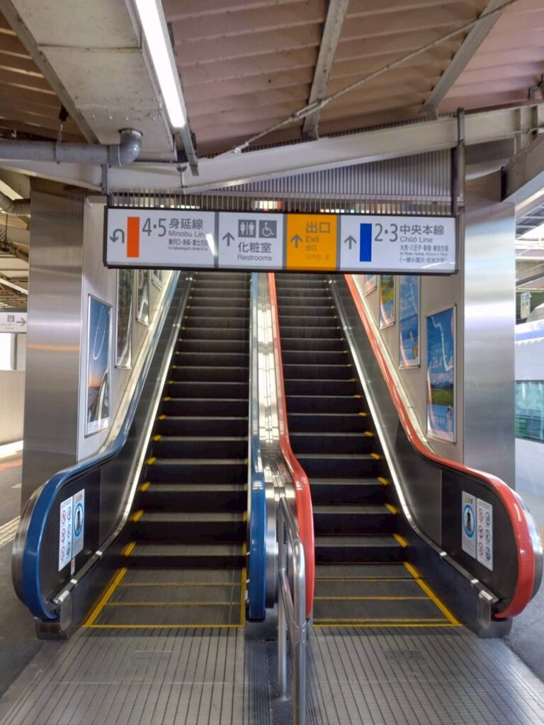甲府駅のホームから改札に向かうエスカレーター